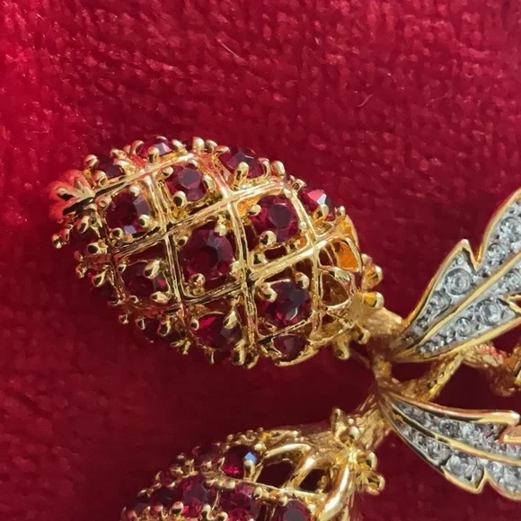 Vintage Camrose&Kross Jacquline Kennedy Berry brooch - Picture 2 of 3